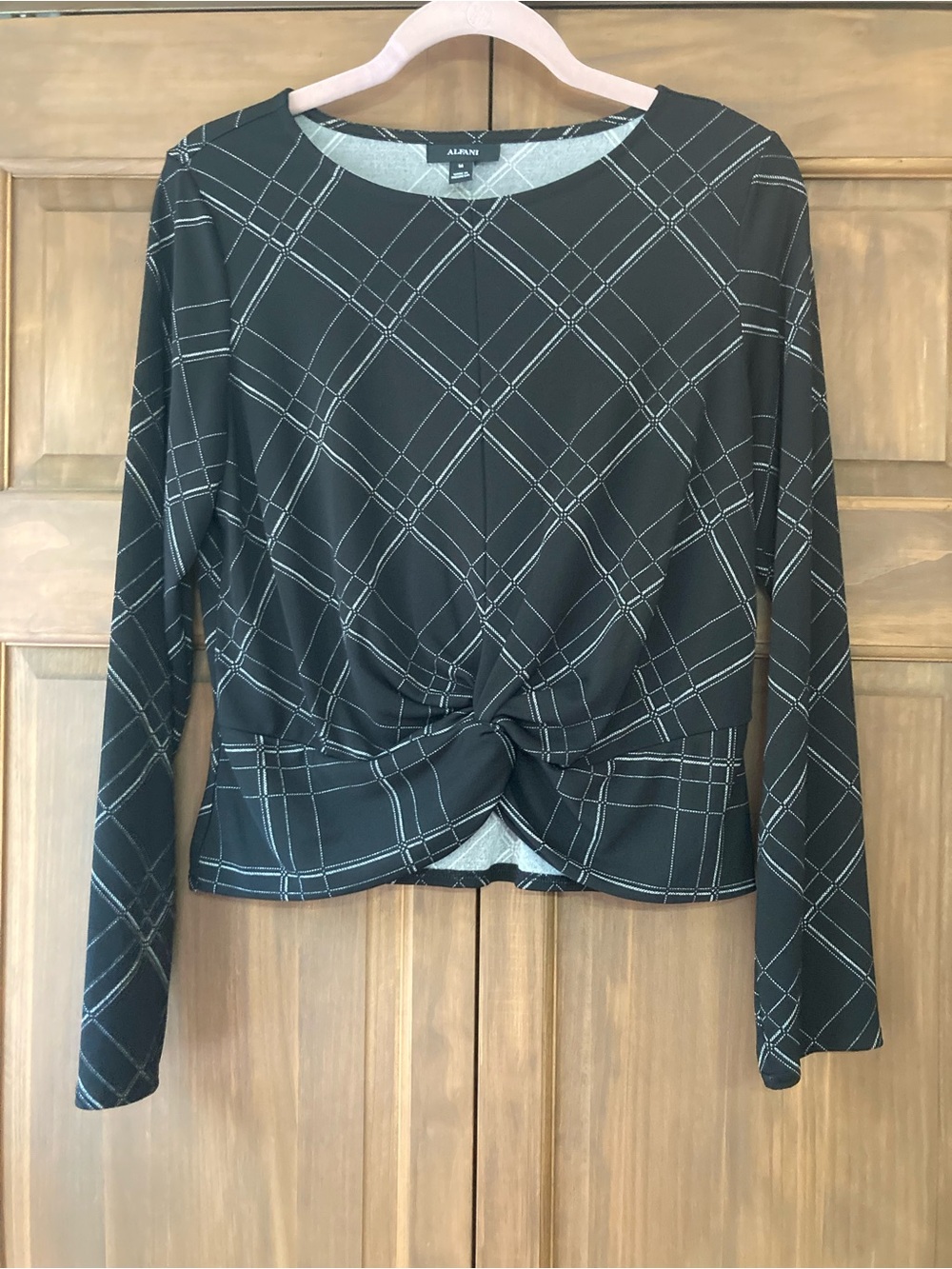 Alfani Black & White Crisscross Print Knotted-Front LS Crop Top Medium